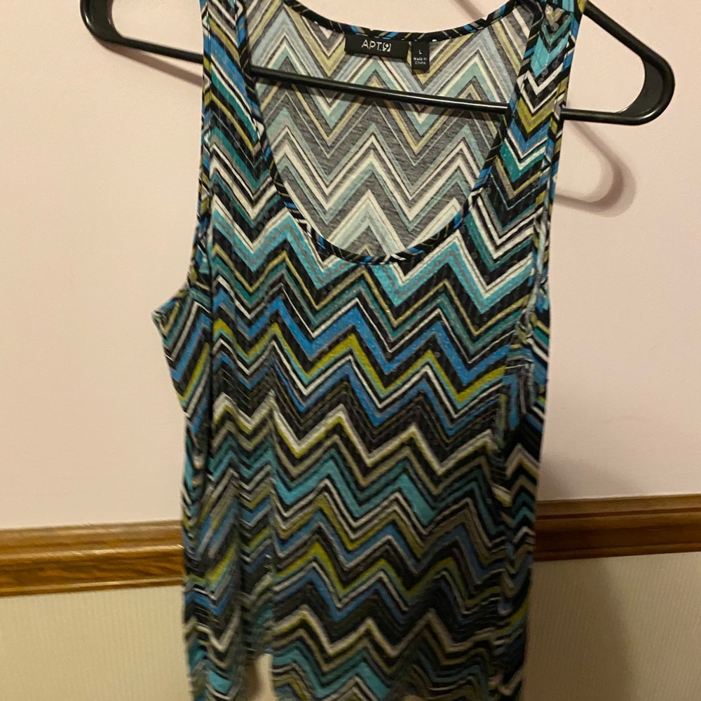 Multi color chevron tank